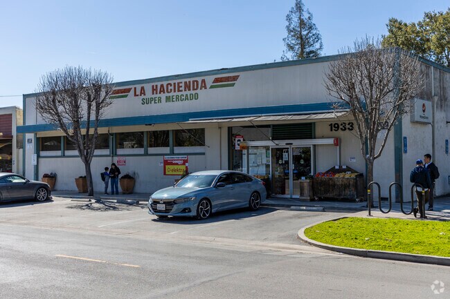 La Hacienda provides Flood Park residents with close international grocery shopping.