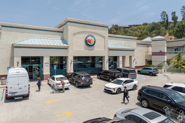 Golden Farms Market in Woodbury offers a diverse selection of ethnic groceries, fresh produce, and specialty items, catering to the multicultural community of Glendale.