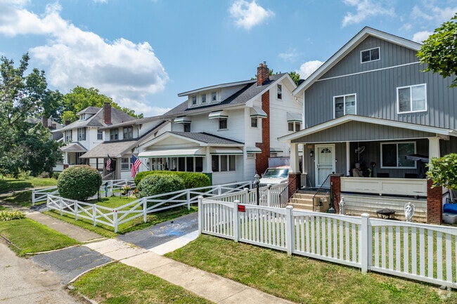 Many homes in North Hilltop have fenced in front yards.
