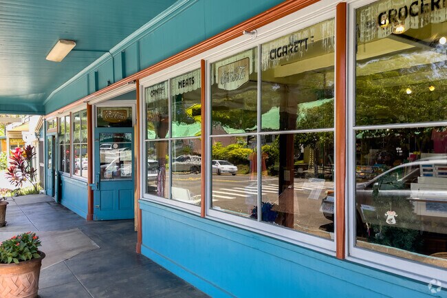 You can see many old-fashioned stores on Hawi-Niulii Road.