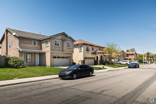 Find homes with spacious garages in Lasselle.