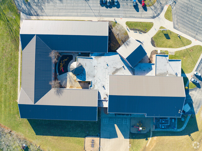 Creekview Elementary School has many students enrolled.