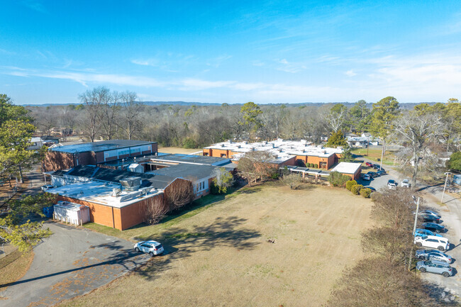 Lipscomb Elementary School has great facilities for their students to enjoy.