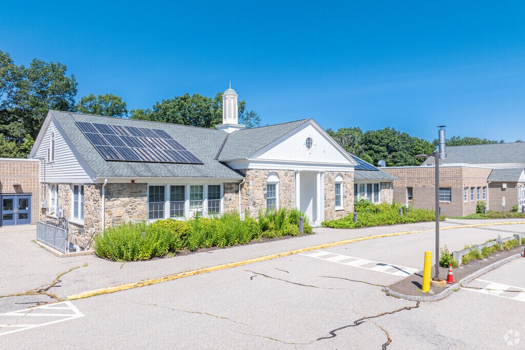 Welcome to the Lyme Consolidated School located in Lyme, CT.