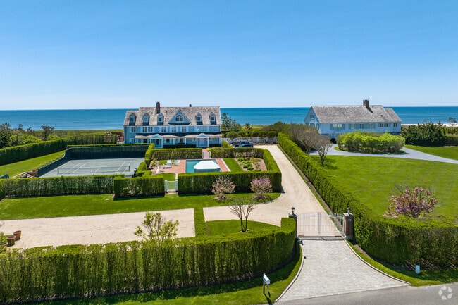 Some residents live in colonial homes overlooking Southamptons beautiful ocean.