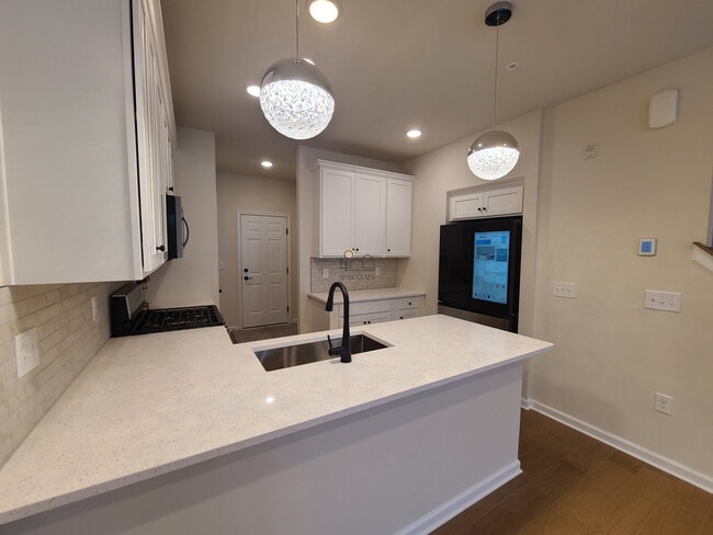 622 Sadie Cir, New Brunswick, NJ 08901 - photo 5