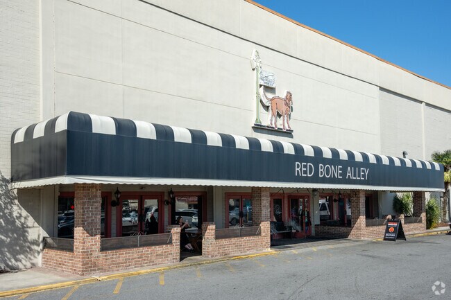 The Red Bone Alley offers some of the best seafood near Windsor Forest.