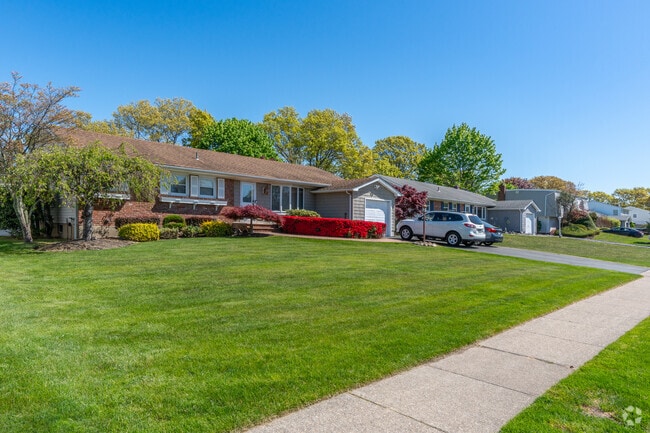 Ranch style homes adorn the serene streets of Holbrook.