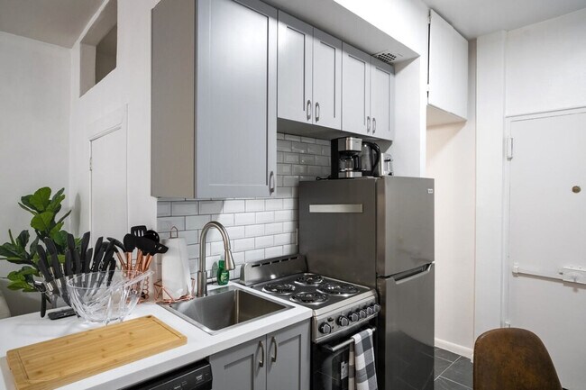 317 W 74th St unit ID1021983P, New York, NY 10023 - photo 7