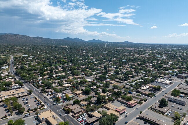 Shopping, dining and proximity to Downtown are just a few benefits of living in San Mateo.