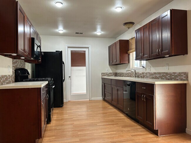 705 W Graaf Ave, Ridgecrest, CA 93555 - photo 2