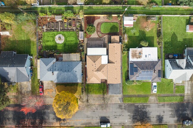 Homes in Downtown Springfield feature decent sized lots.