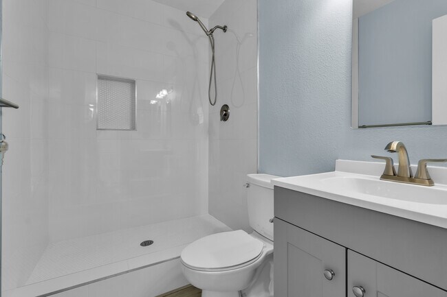 725 N Royal Crest Cir unit 237, Las Vegas, NV 89169 - photo 3