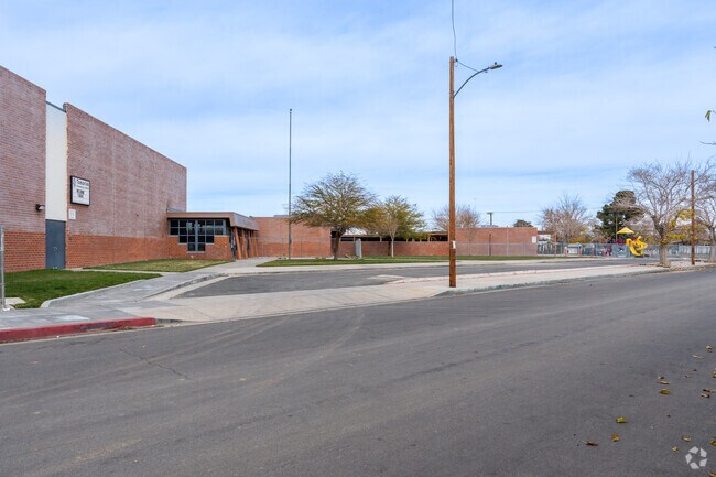 The student population of Tamarisk Elementary is 751 and the school serves K-5.