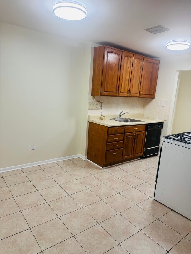 8970 N Parkside Ave unit C105, Des Plaines, IL 60016 - photo 3