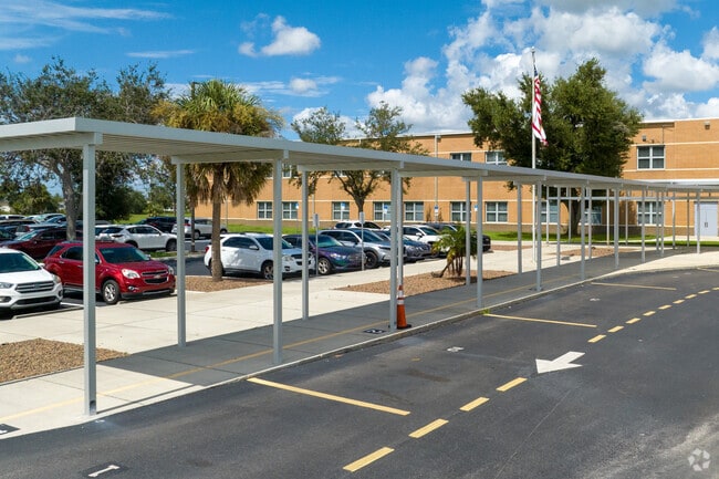 The dropoff lane at Diplomat Middle School in the Mariner Neighborhood is organized & efficient.
