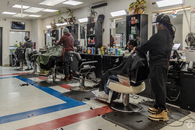 Bigga Barbers offers excellent haircuts and service in Clay Arsenal.
