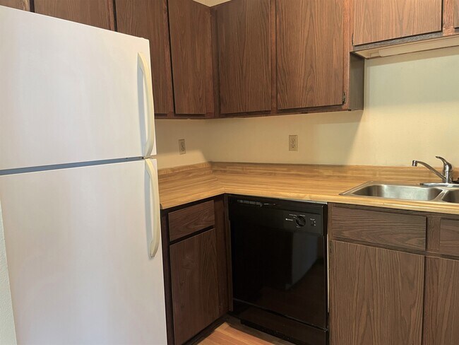 2367 Chalet Gardens Rd unit 3, Fitchburg, WI 53711 - photo 6