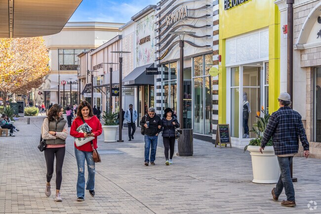 Broadway Plaza is a premier shopping destination in the heart of Walnut Creek.