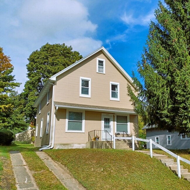 1052 Poplar St unit 1052 Poplar St, West Bend, WI 53095 - photo 2