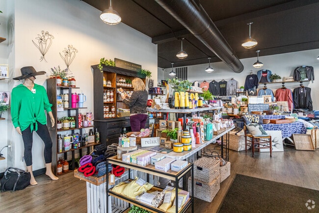 Creekside Clover is a small-town boutique located in the heart of Sparta.