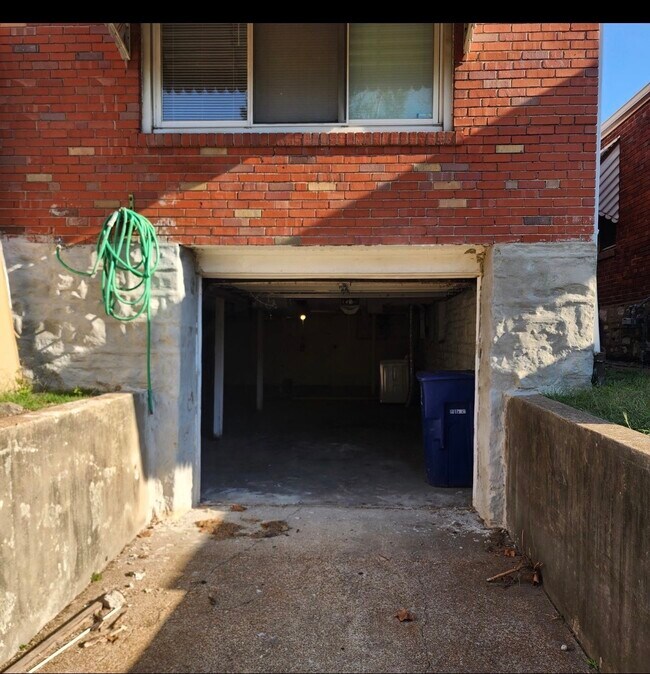 1677 McLaran Ave, Saint Louis, MO 63147