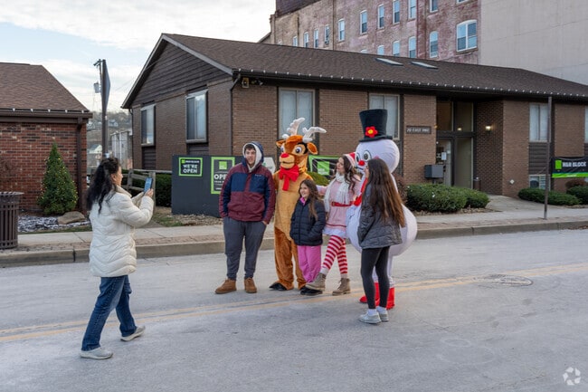 Family photos and carols highlight Old‑Fashioned Christmas on Pike Street.