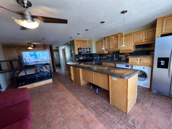 Full kitchen w/appliances