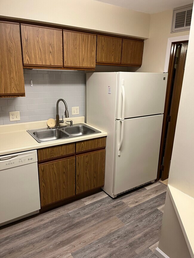 108 Hartford Ct unit 108, Lima, OH 45805 - photo 6