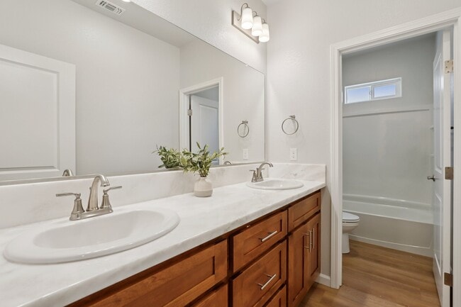 21-web-or-mls-St Edwards Wy-L1408-021.jpg