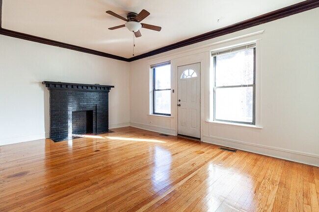 910 W Belle Plaine Ave unit 1, Chicago, IL 60613 - photo 2