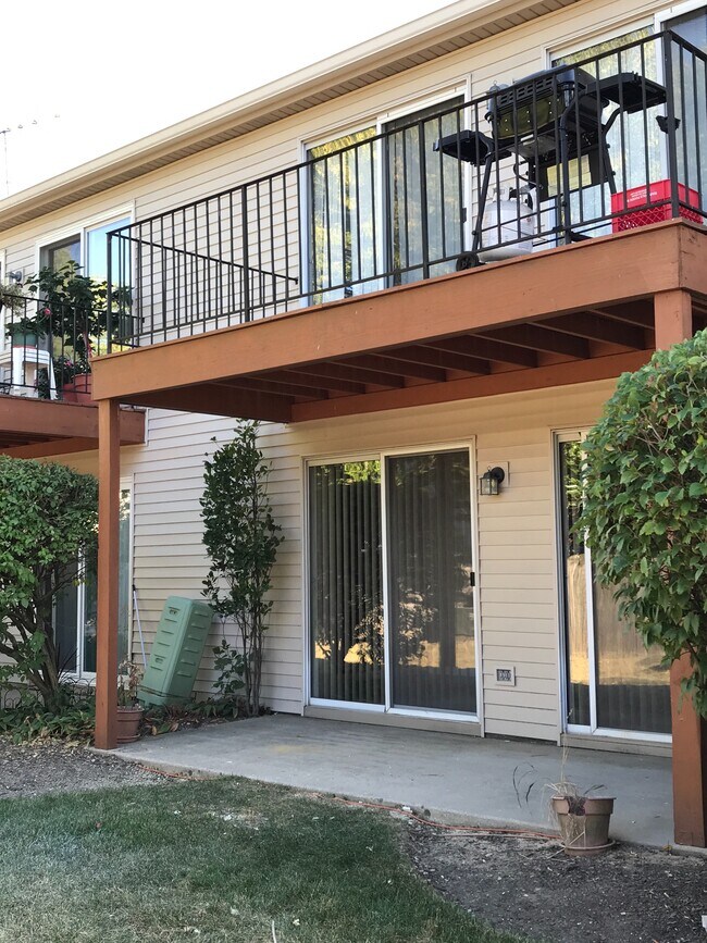 7010 Newport Dr, Woodridge, IL 60517 - photo 2