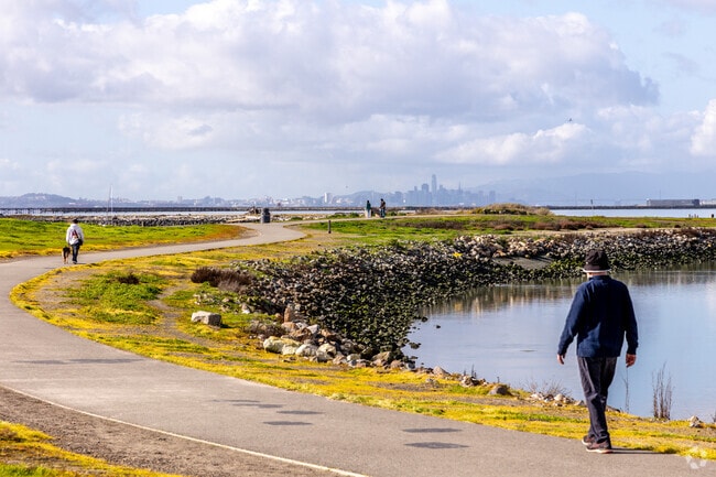 Near Heron Bay you go for a walk in Marina Park to enjoy the San Francisco skyline.