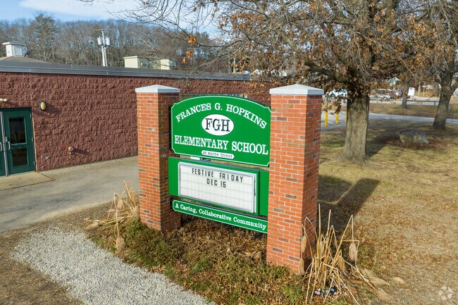 Horne Street Elementary School is a public school that serves students K-4 in Strafford County.