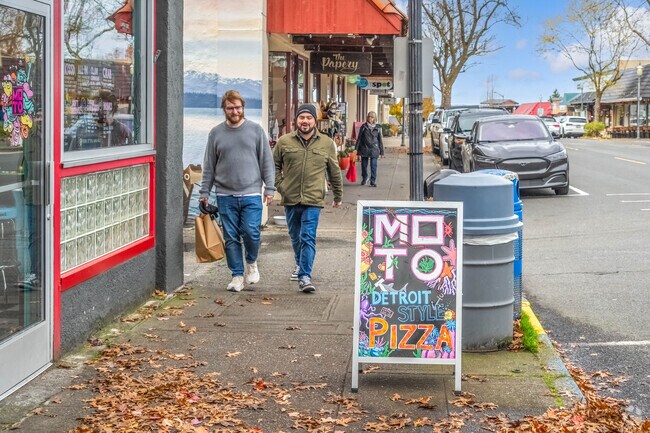 Walk around Downtown Edmonds near Pine Park, and grab a bite to eat.