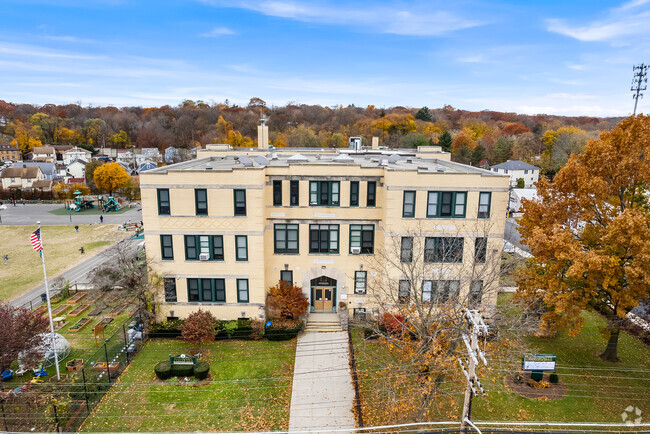 Mamaroneck Avenue School offers convenient access for students to get picked up from school.