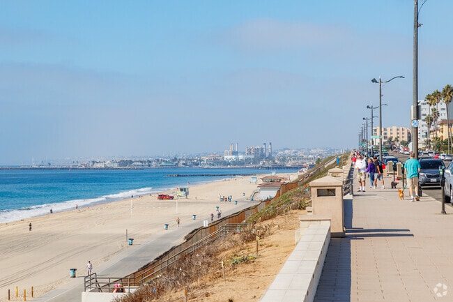 Find jewels like the walkable Esplanade and the beachside bike path in Redondo Beach.