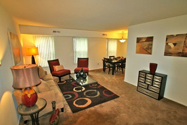 Drakeshire, Farmington, MI 48335 - photo 4