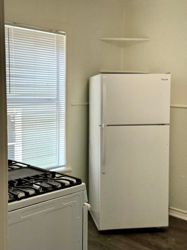 513 Eleanor Ave unit downstairs duplex, San Antonio, TX 78209 - photo 6