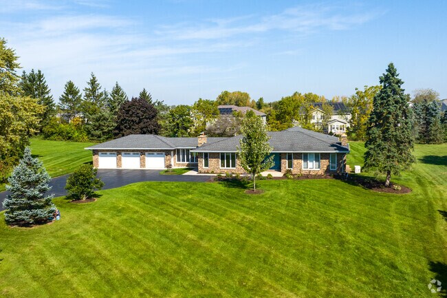 West Hawthorn Hills features a number of older homes with much larger lots.