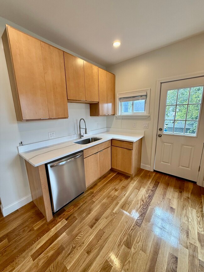 124 Chestnut St unit 2R, Lynn, MA 01902 - photo 3