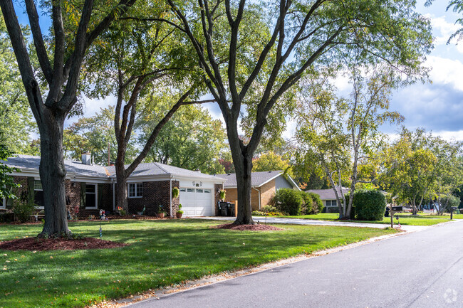 A variety of ranch style homes can be found in the Duck Lake neighborhood.