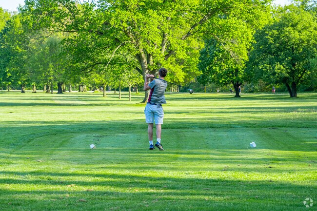 The Foster Park Golf Course is close to the Oakdale neighborhood.