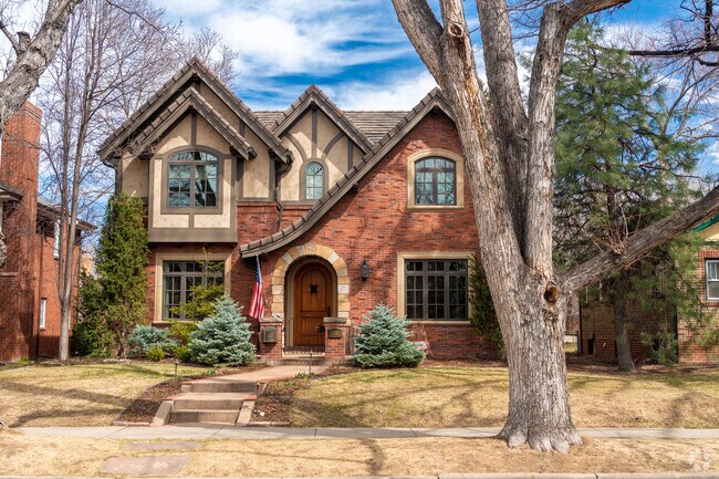 Some estates blend Tudor and Cottage styles in Belcaro.