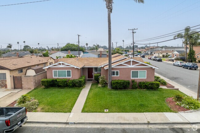 Many homes throughout Redwood have green lawns.