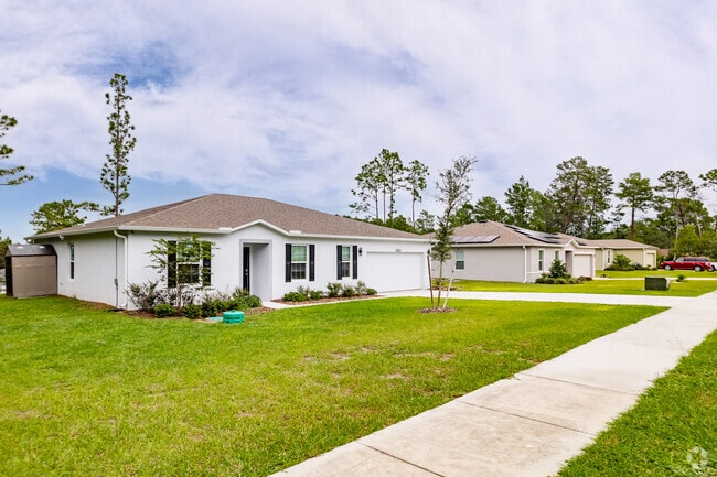 A beautiful row of stucco ranch style homes in Marion Oaks.