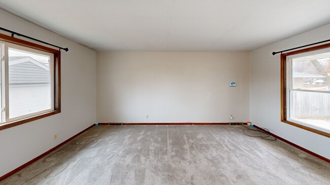 209 E Philip St, Des Moines, IA 50315 - photo 2