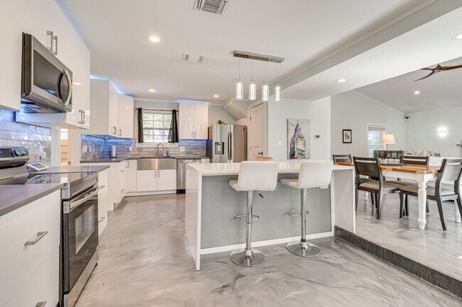 372 Plum St, Bastrop, TX 78602 - photo 7