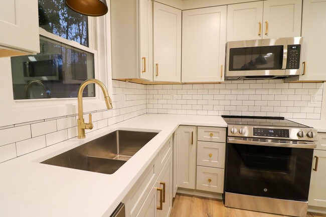 201 Elmwood Cir, Cheshire, CT 06410 - photo 4