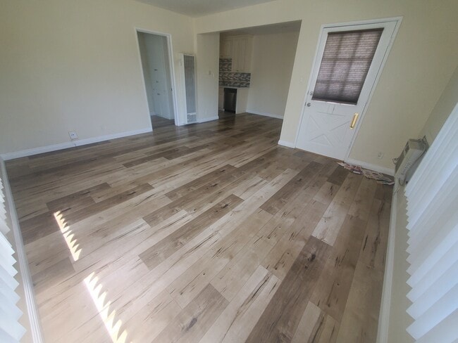 13527 Burbank Blvd, Van Nuys, CA 91401 - photo 3